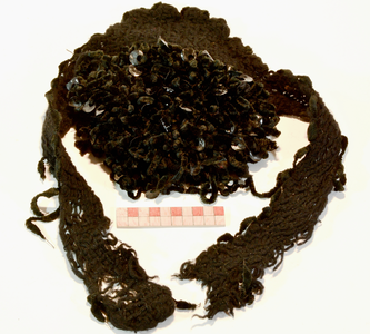 878243 Afbeelding van een zwart kapothoedje, zoals dat tot in het begin 20e eeuw vooral door oudere vrouwen veelvuldig ...